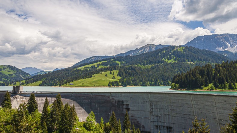 Staudamm zur Erzeugung von Strom aus erneuerbarer Wasserkraft (©wirestock/Freepik)